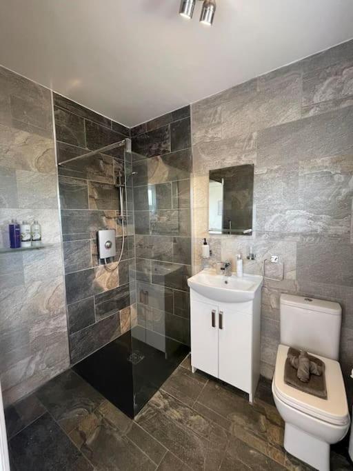 Hillbarn Free Parking & Private Patio Apartment